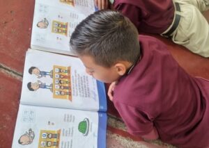 Aiuto scuola Guatemala, bambini che leggono