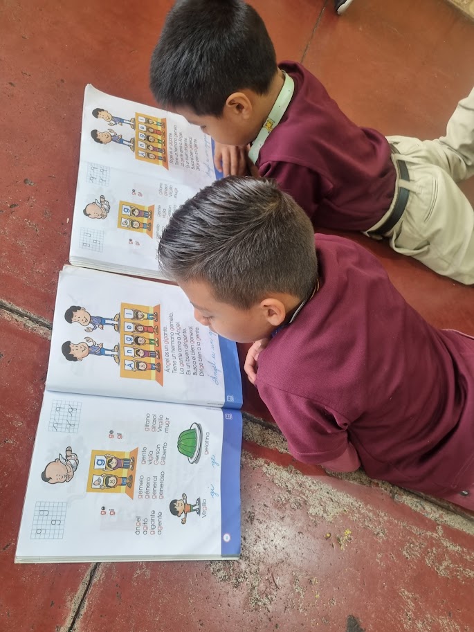 Aiuto scuola Guatemala, bambini che leggono